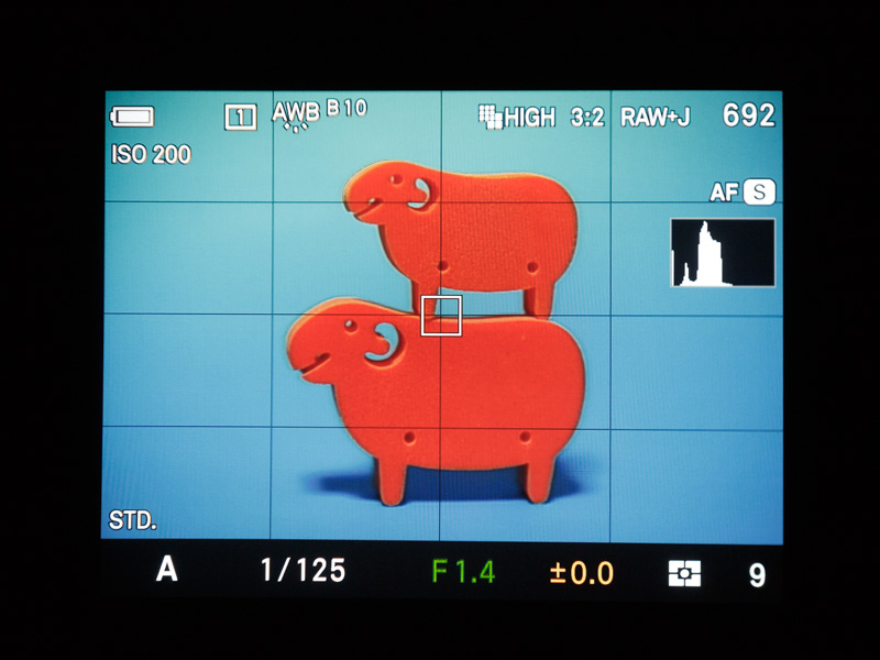 EVFの表示。必要に応じて、6種類のグリッド線やヒストグラム、水準器などを表示できる