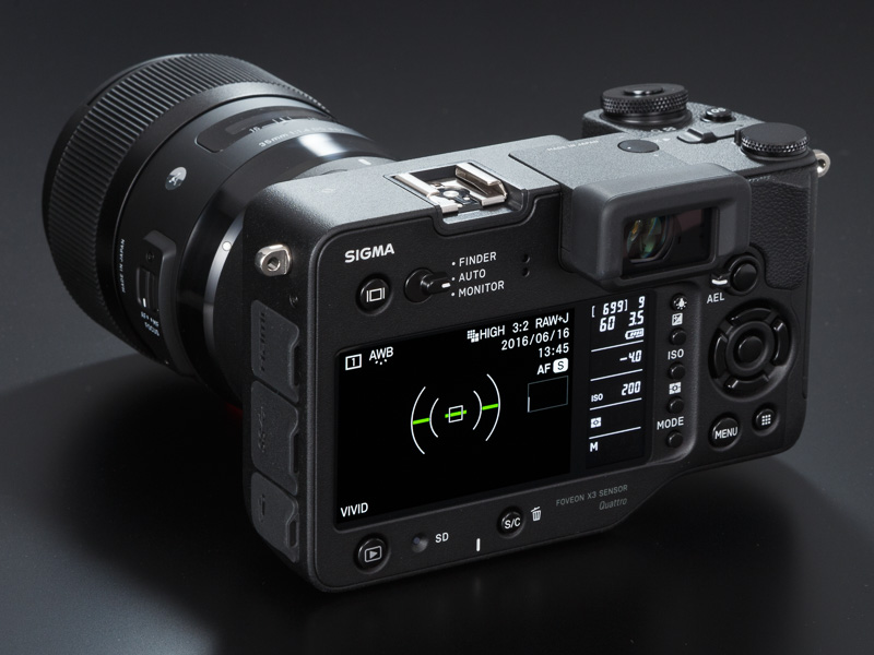 液晶モニターの上には、EVFと液晶モニターの切替レバーを装備。通常はオートが便利だが、不用意に切り換わってしまう場合には素早く手動選択に変更できる