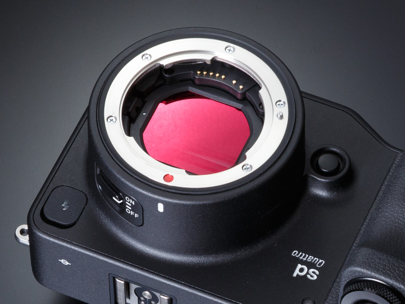 これまでのSDシリーズと同じく、ゴミなどの侵入を防ぐためのガラス製プロテクターをマウント部分に装備。これの取り外しを必要とするセンサー清掃は、カスタマーサポートに依頼するよう推奨されている