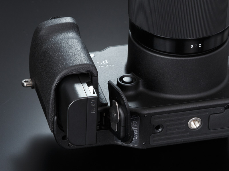 バッテリーにはリチウムイオン充電池「BP-61」を採用