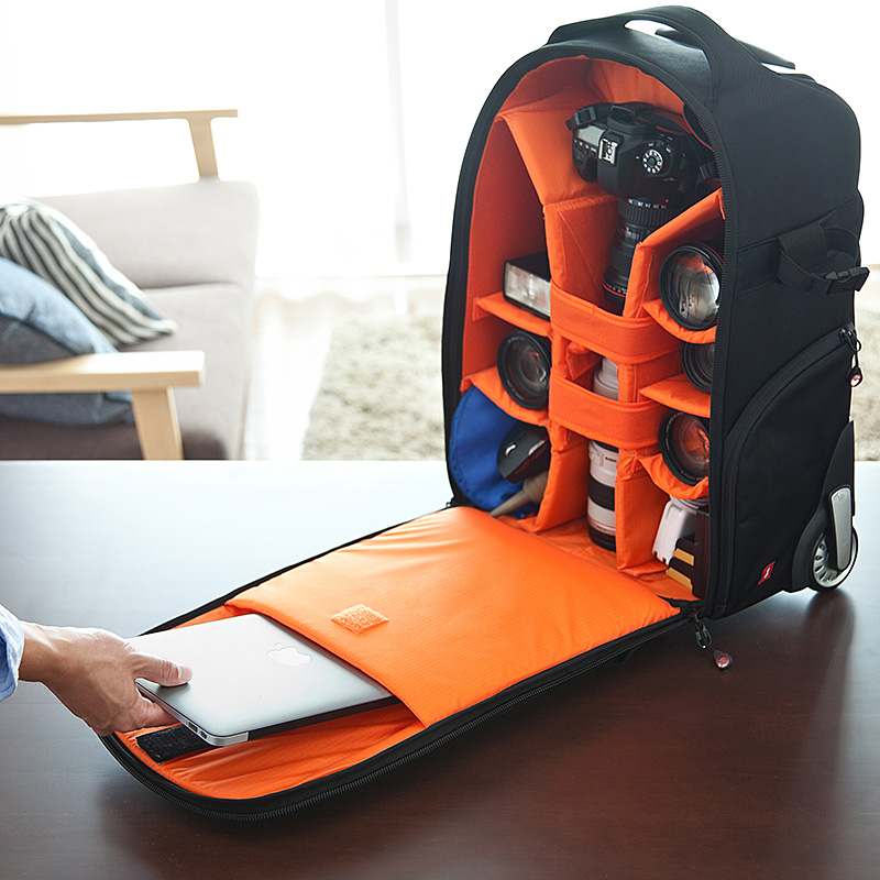 ノートPCやタブレットを入れられる