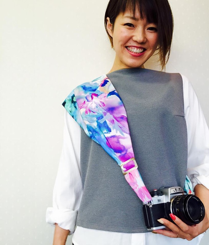 モデルはサクラカメラスリングの作者、杉山さくらさん