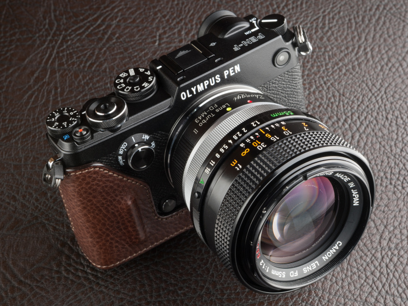 ゲリズのPEN-F用本革カメラケースはスマイルカメラで税込1万7,550円。ブラックとブラウンの2色展開だ