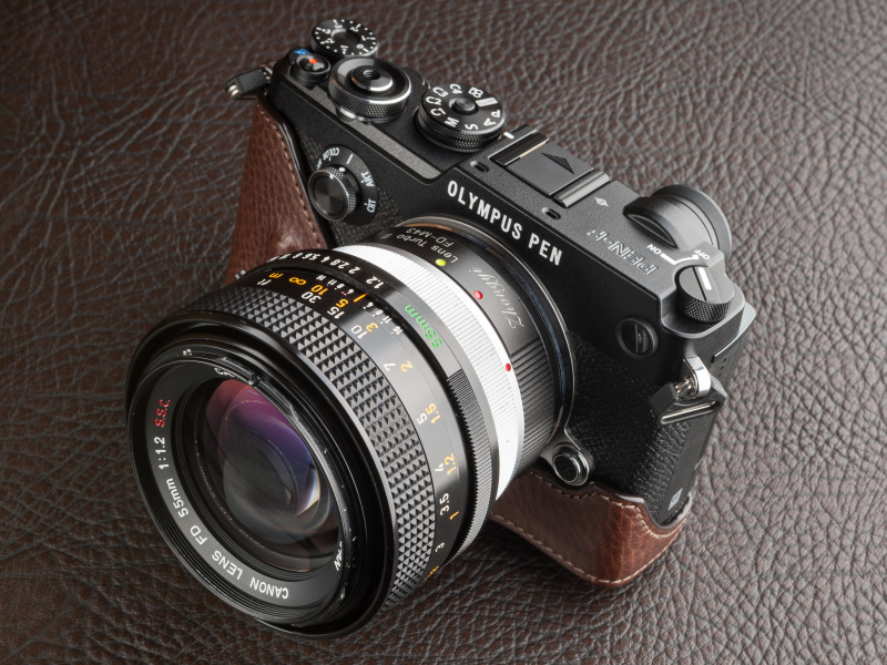 向かって右側は大きく開いたデザインを採用。もう少しレザーで包み込む感じがあっても良さそうだ