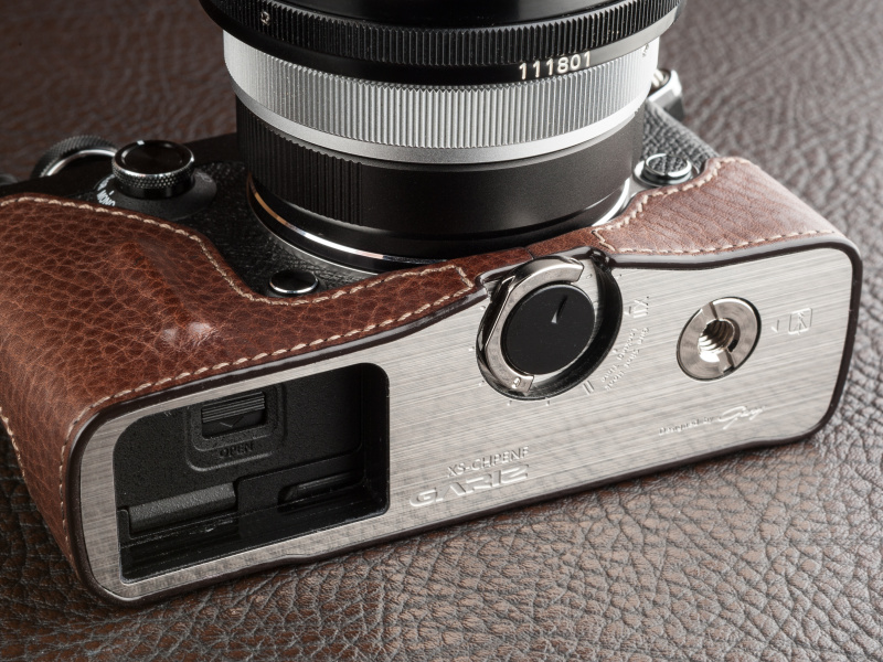 底面はアルミプレートを採用。三脚穴に固定するタイプのケースだ。バッテリーに直接アクセスできる