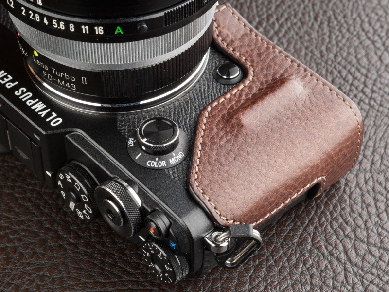 小さめのグリップでホールド感を向上する。シボ付きのブラウンレザーが良い雰囲気だ