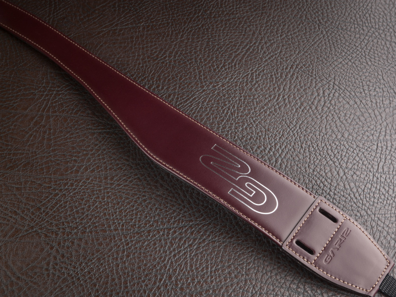 ショルダー部に向かって細くなる独自のデザインを採用。先端のスリットにミニポーチを取り付ける