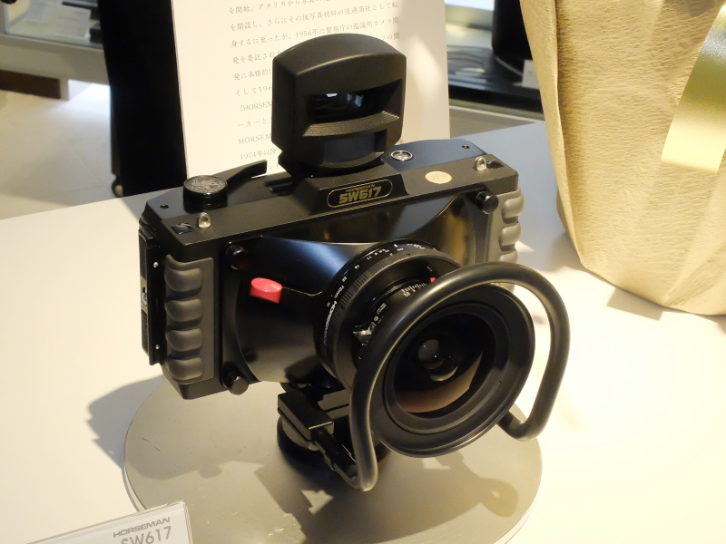 館内中央で出迎えるのは、6×17cmで撮影できる「ホースマンSW617」