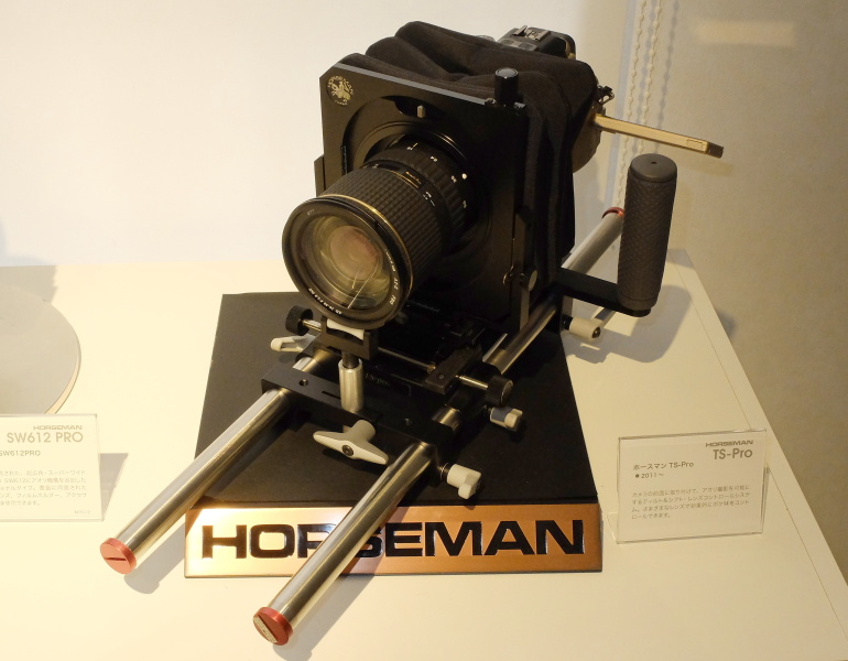 カメラ前面に取り付けてアオリを可能にする「ホースマンTS-Pro」