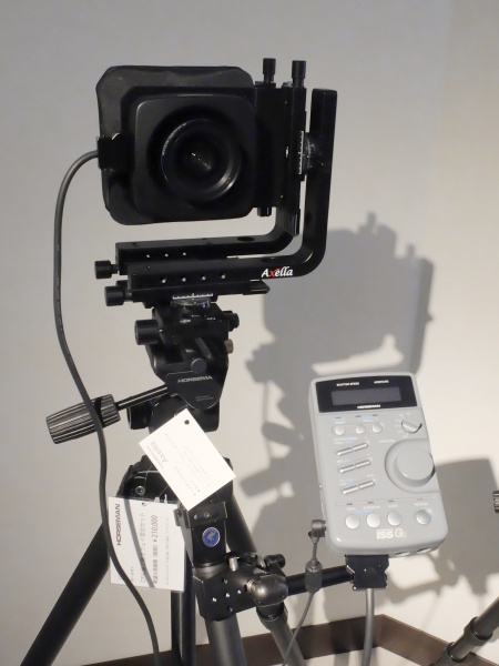 レンズ交換式デジタルカメラでアオリ撮影を可能にするビューカメラ「ホースマンAxella」。現行機種は実際に試せる