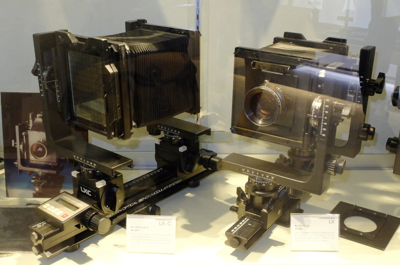 ホースマンLX-C（左）と同LX（右）。当時のホースマンLシリーズ（モノレールカメラ）のフラッグシップで、LX-Cは被写界深度をデジタル測定するフォーカスコンピューターを搭載