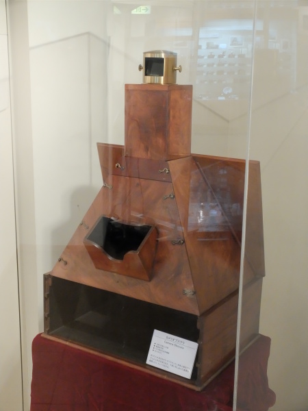 1830年ごとのカメラオブスクラ。上部のプリズムを通して写った風景を観賞またはトレースする