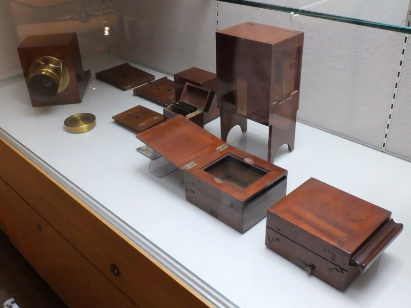 ダゲレオカメラのセット（1842年）。薬品用の箱、乾板収納箱などが含まれる。撮影後は銀板を水銀現像機（二本脚の箱）にセットし、下からアルコールランプで熱して水銀を蒸発させて現像する