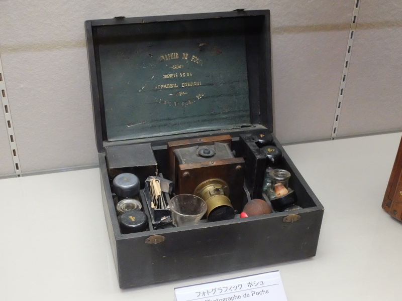 「フォトグラフィック ポシュ」（1860年）。感光材料の作成から撮影後の現像まで、道具一式が収まっている。乾板やロールフィルムが登場する以前は、撮影後にすぐ現像しなければならなかった技術的背景が伺える