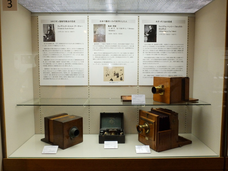 コロジオン湿板写真法とネガ・ポジ法の完成について解説するコーナー。タルボットの完成したカロタイプ（1835年）は、1枚の原板（ネガ）から複数のポジ画像を得られる点がダゲレオタイプに対するメリットだった