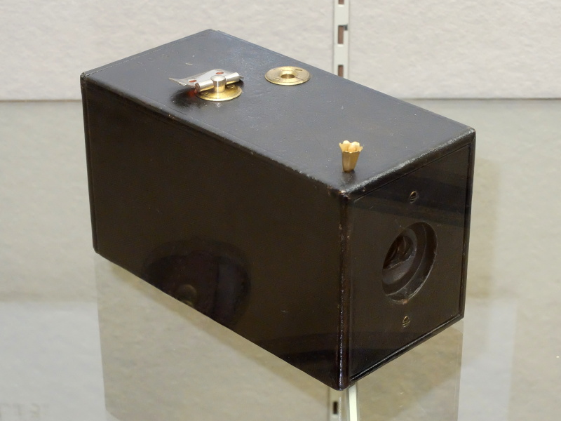 紙ベースの100枚撮りロールフィルムを装填して販売した「ザ・コダック」（1888年）