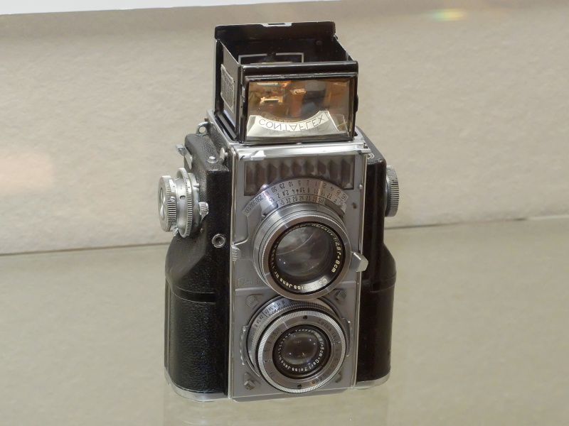 35mm判の二眼レフカメラ「コンタフレックス」（ツァイス・イコン。1935年）