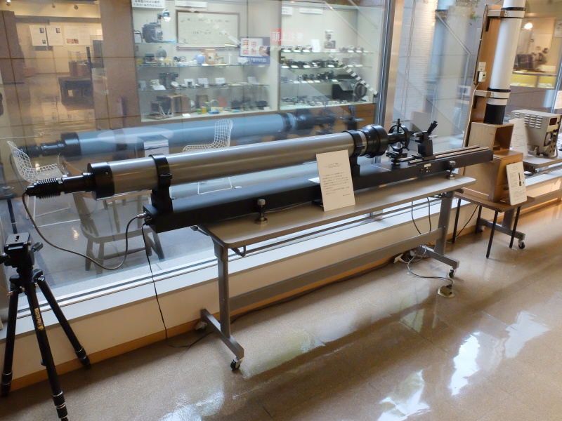 パール光学製の横型コリメーター。チャートとともに、山﨑光学研究所で使われていた物