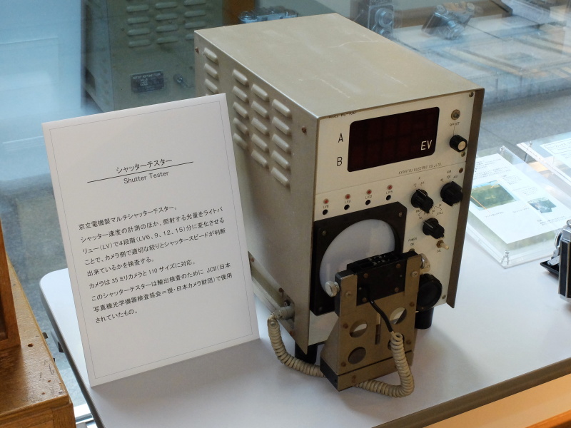 JCIIで使われていたシャッターテスター。日本カメラ博物館を運営する日本カメラ財団は、かつて日本写真機光学機器検査協会（JCII）として国産カメラの輸出検査を行っていた