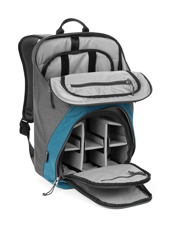 ショルダーバッグはそのまま撮影機材を収納可能