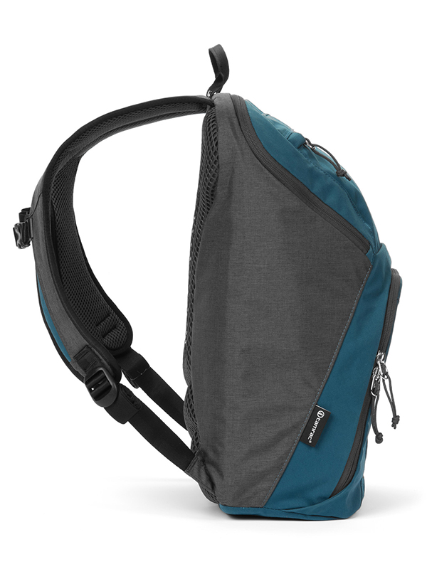 ショルダーバッグはそのまま撮影機材を収納可能