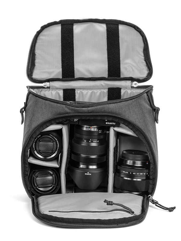 ショルダーバッグはそのまま撮影機材を収納可能