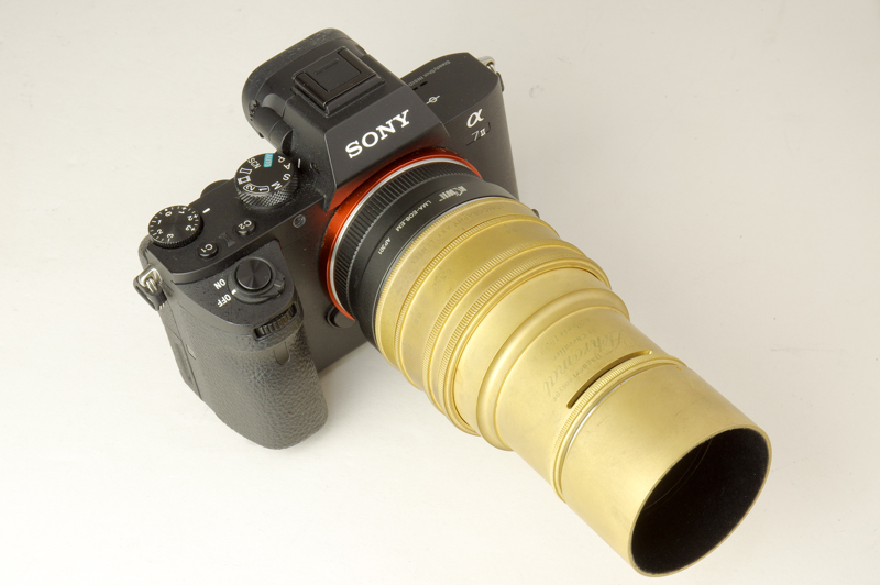 Daguerreotype Achromat 2.9/64 Art Lens（左奥からブラック、真鍮ゴールド）