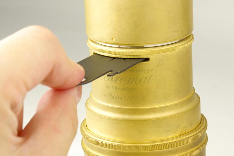 Daguerreotype Achromat 2.9/64 Art Lens（左奥からブラック、真鍮ゴールド）