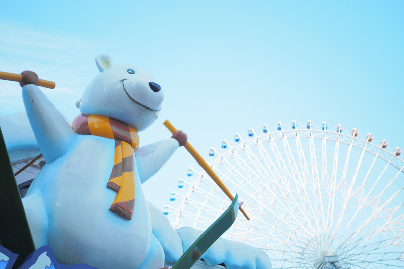 冷た〜いイメージで夏に涼感を感じられるようにと考えて撮影。ブルーが強まったことでクールな印象が演出され、黄色のマフラーが良いアクセントになった。<br><span class="fnt-85">オリンパス PEN-F / M.ZUIKO DIGITAL 25mm F1.8 / 25mm（50mm相当） / 絞り優先AE（F1.8、1/1,000秒、+2.0EV） / ISO 200</span>