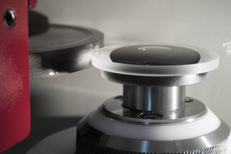 研磨済みレンズのセンタリング