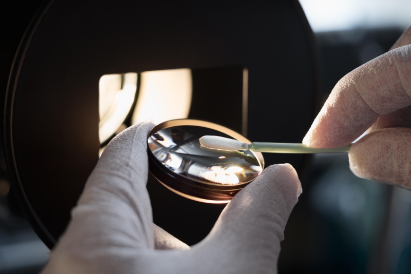 レンズ表面の清掃と検品