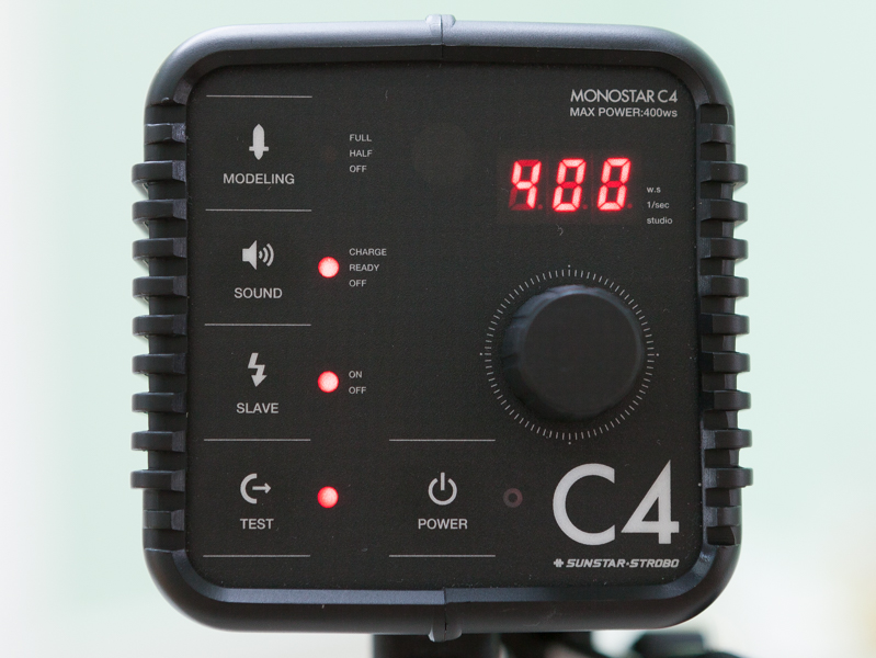 MONOSTAR C4は最大出力400Ws。クリップオンストロボよりも大きな出力が魅力だ