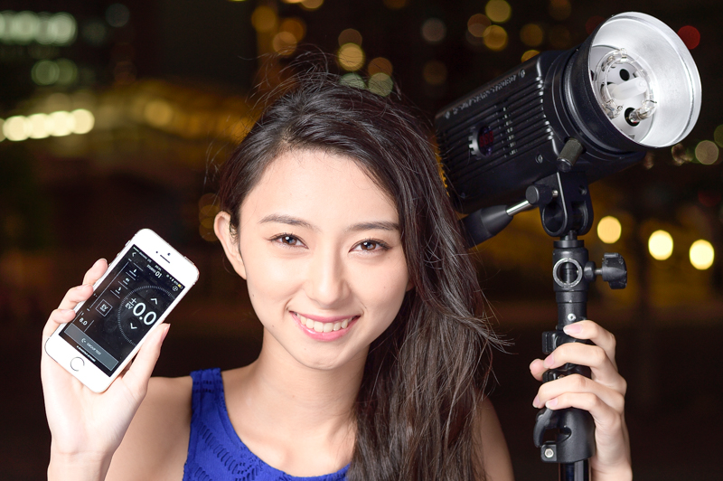 本体のサイドに光る出力表示はプロフォトグラファーへのニクい心配りにも感じられる