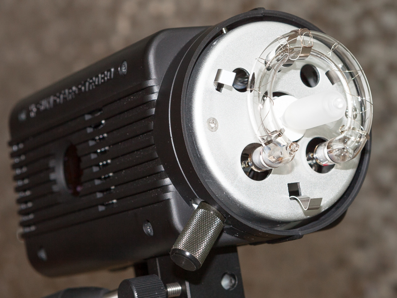 出力が大きな分、クリップオンストロボよりも発光管が大きい。中央には200Wのモデリングランプがあり、これもクリップオンストロボには無い装備だ