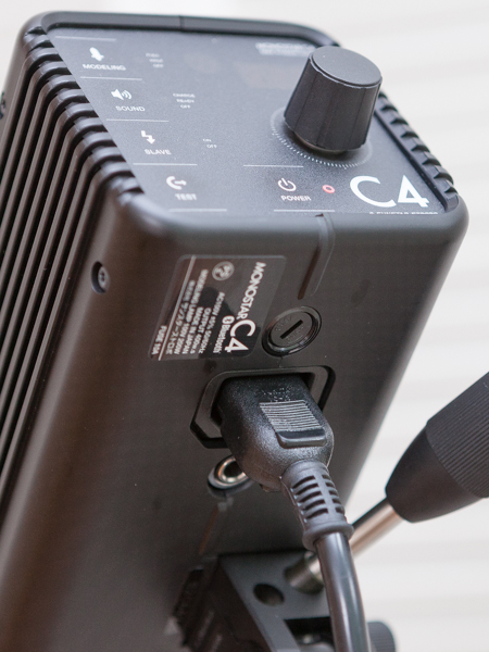 モノブロックストロボが高出力、高速チャージを維持できるのはAC電源を使っているからだ。この点がクリップオンストロボと大きく異なる