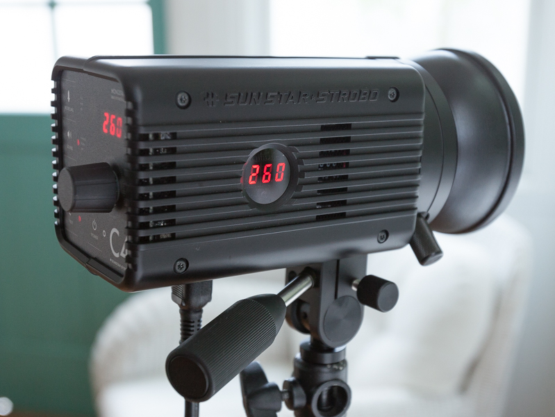 本体のサイドに光る出力表示はプロフォトグラファーへのニクい心配りにも感じられる