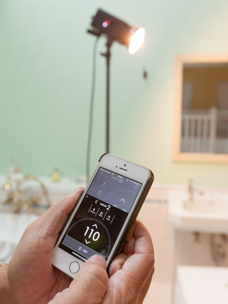 本体のサイドに光る出力表示はプロフォトグラファーへのニクい心配りにも感じられる