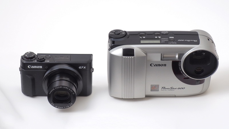 最新高級コンデジ vs. 彷徨える20世紀！　ともに同じPowerShotなのが不思議なくらい。