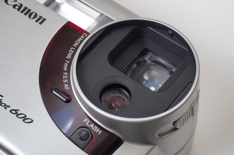 PowerShot 600の搭載レンズ。ちなみに丸枠の中の下側がレンズで上は光学ファインダー。単焦点と言われるとグッとくるものがあるけど……