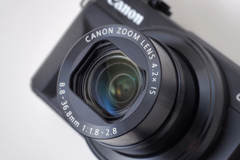 対してPowerShot G7 X Mark IIの大口径標準ズームレンズ。非球面レンズ3枚とUDレンズ1枚を含む5群ズーム。見るからに凄そうで実際高性能。