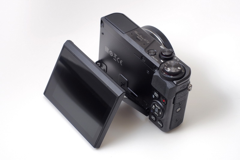 一方、PowerShot G7 X Mark IIのチルト液晶は可動部分を増やして撮影の自由度を強化。コンデジに液晶モニターがあるとやっぱり安心できますねー