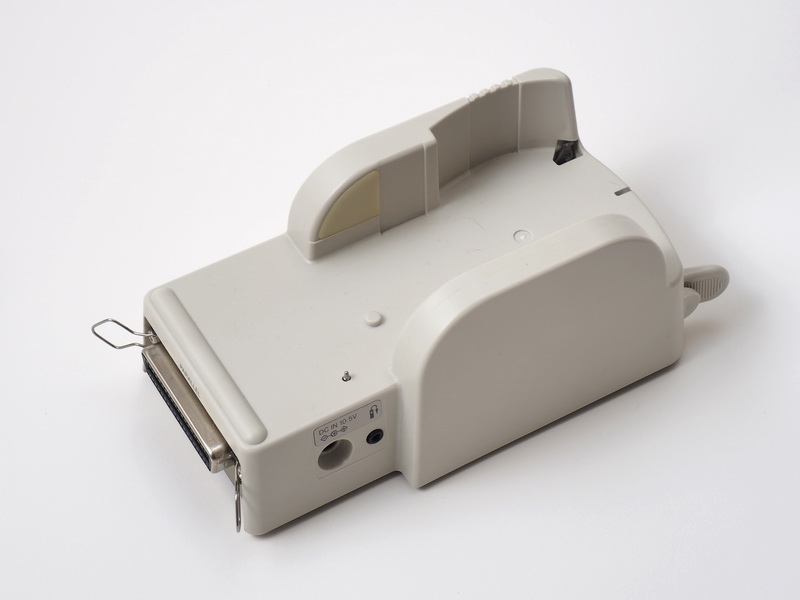 同梱のカメラステーション。ここにカメラを置いてPCと接続するがパラレルポートは我が家のPCにない。接続できません！