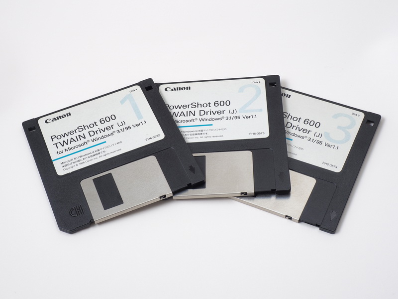 ドライバなどのソフトウェアは3.5インチフロッピーディスクで同梱。インストールできません！