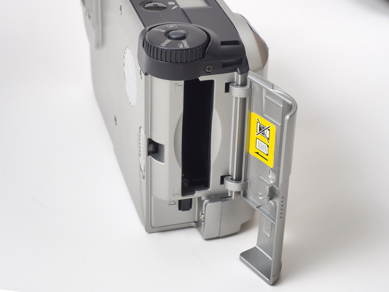 メインの記録メディアはATA仕様のPCカード。持っていません！