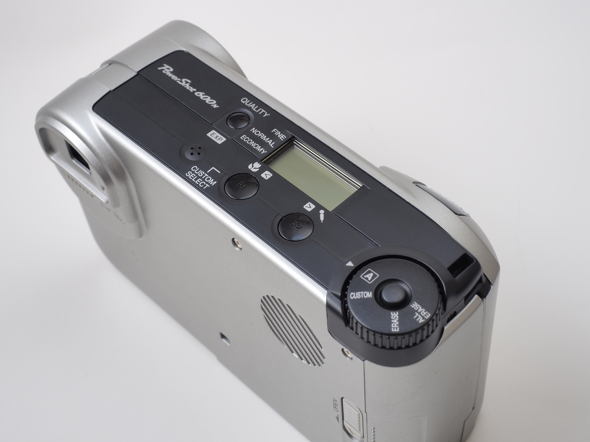 PowerShot 600はメニューがなく、カメラ設定は「モードダイヤル」と、「QUALITYボタン」、「F1／F2ボタン」で行います。そういえばフィルムのAFカメラは同じ設定方法でした。説明書がないと分からなくなるという。