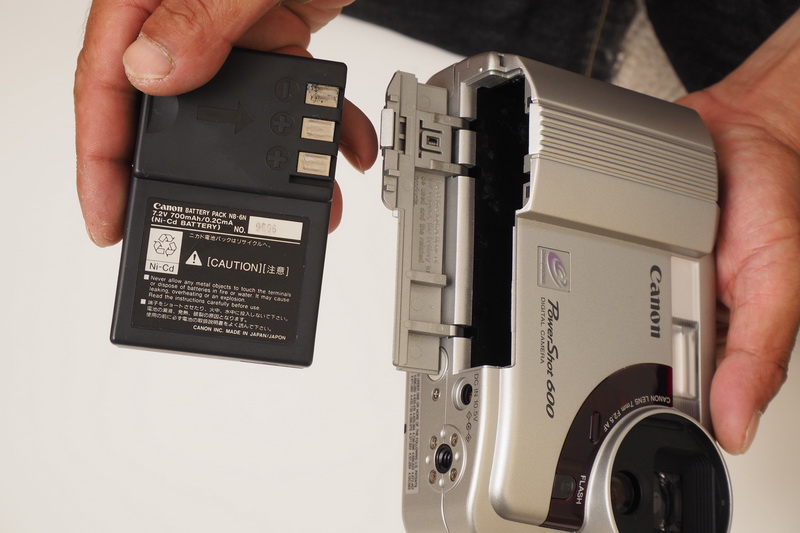 やたら大きなバッテリーパックは経年劣化で充電不能になっていた。容量は700mA、PowerShot G7 X Mark IIのバッテリーパックはこれよりずっと小さくて1,250mA。