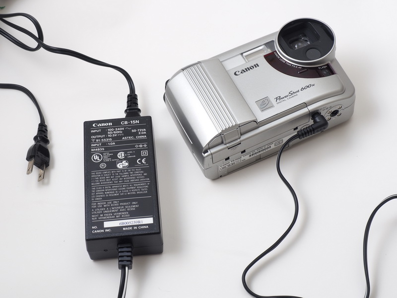 バッテリーチャージャーをACアダプターとして使えるので家庭用の100V電源で撮影開始！