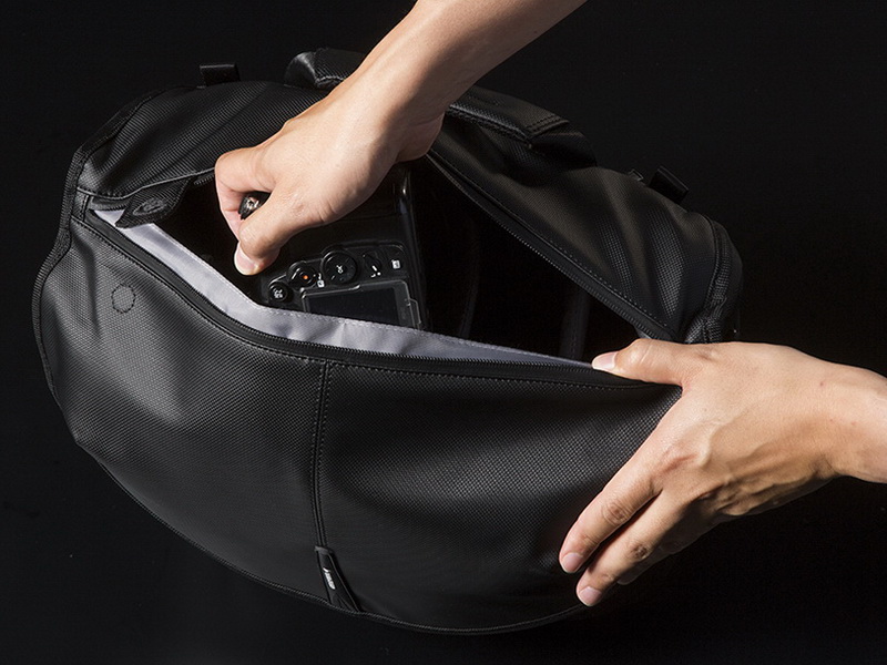 上部のファスナーを開いたところ