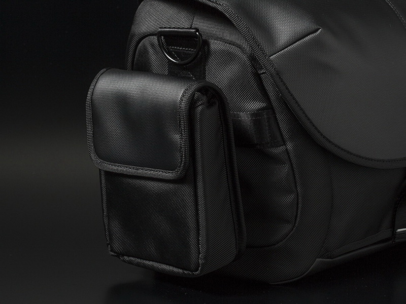 限定モデルにのみ付属する外付けポーチ