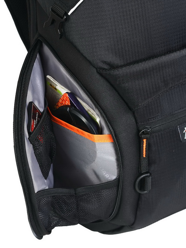 下部両側面にアクセサリーポケットを備えた